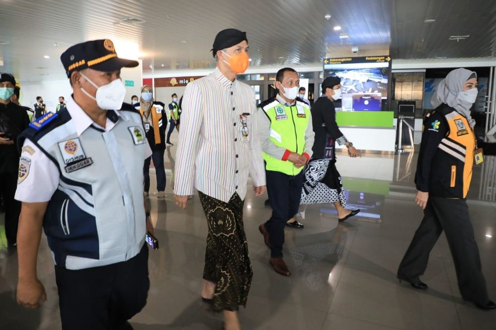 Bandara Semarang Biarkan Penumpang COVID-19 Terbang, Ganjar: Keliru!