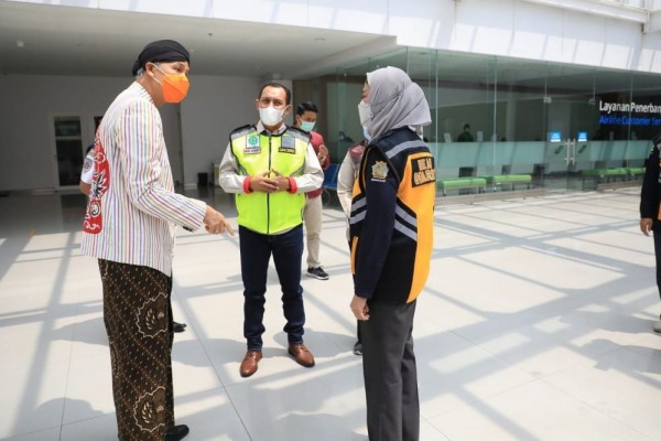Bandara Semarang Biarkan Penumpang COVID-19 Terbang, Ganjar: Keliru!
