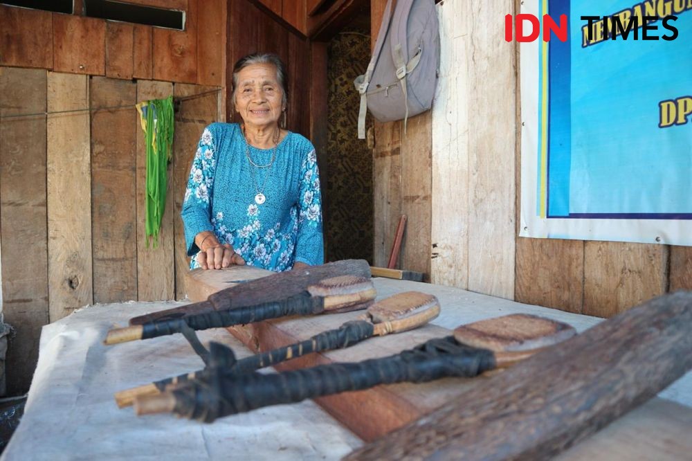 Kisah Ina Tobani, Generasi Terakhir Pembuat Kain Kulit Kayu di Sulteng