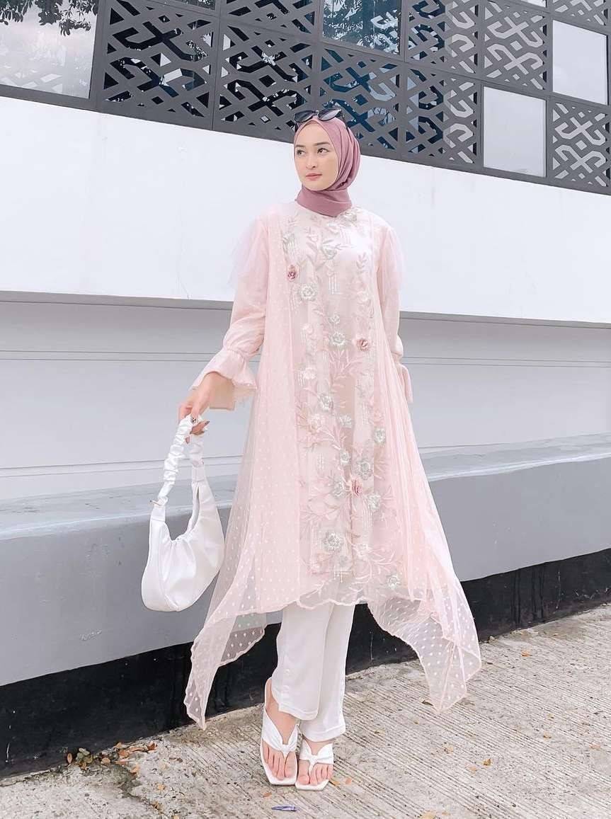 10 Referensi Style Lebaran Anggun Pakai Tunik Pastel, Sontek