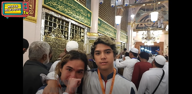 Penuh Haru! 10 Potret Al dan Dul yang Jalani Umrah Pertama Kali