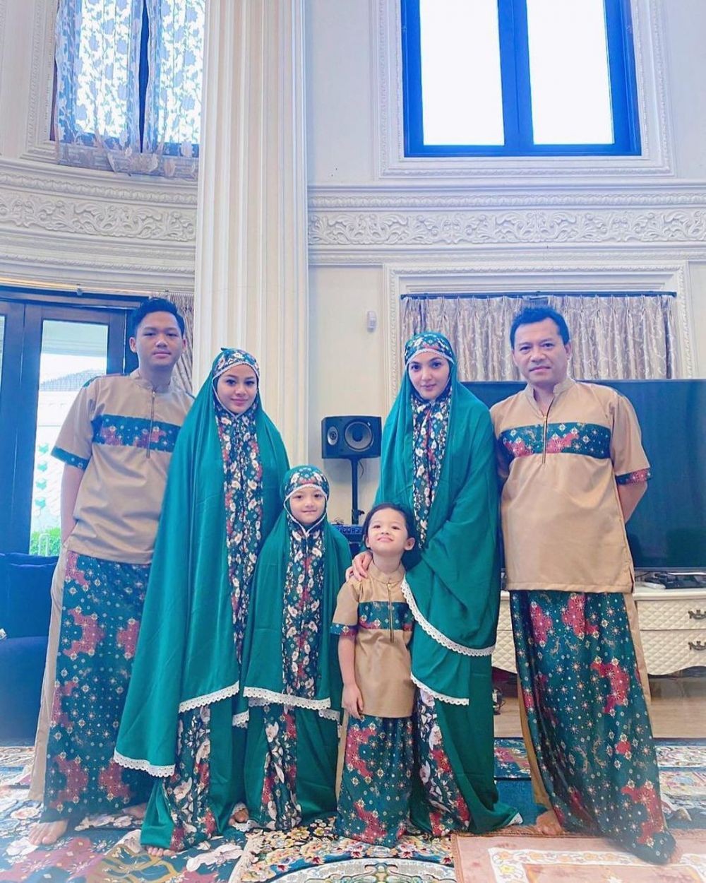 Kece! 9 Ide Busana Lebaran Kompak ala Keluarga Anang-Ashanty