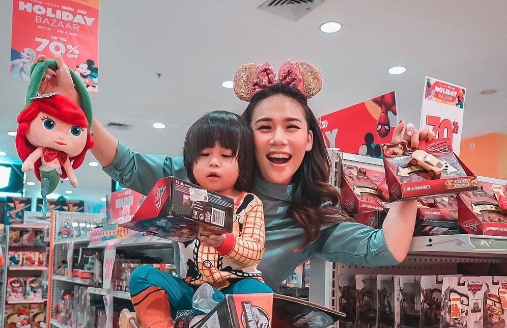 9 Potret Eks Cherrybelle Asuh Anak, Mama Muda Idaman!