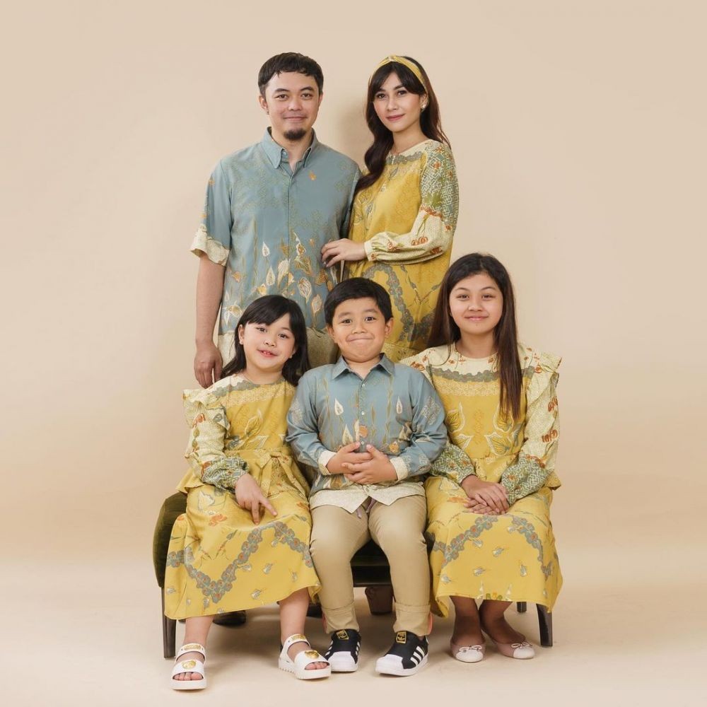 Gamis hingga Kebaya, Sontek 9 Inspirasi Busana Lebaran Keluarga 2021