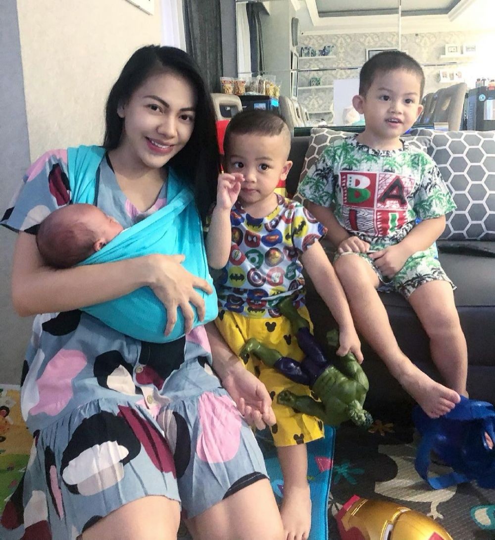 9 Potret Eks Cherrybelle Asuh Anak, Mama Muda Idaman!