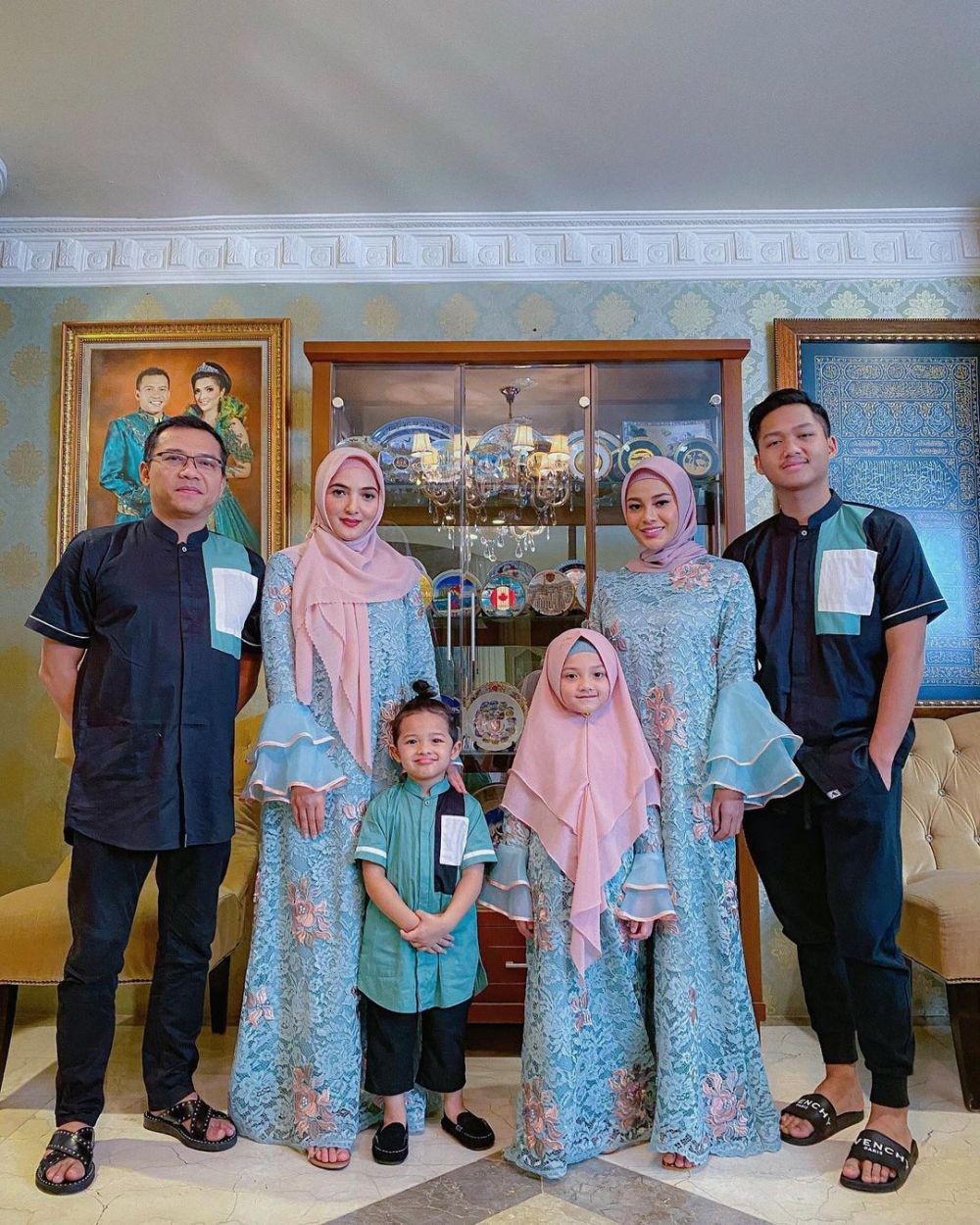 Kece! 9 Ide Busana Lebaran Kompak ala Keluarga Anang-Ashanty