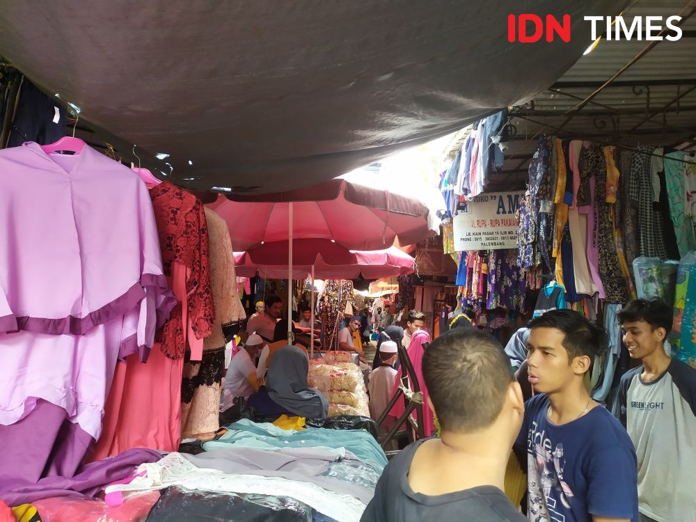 Jelang Lebaran, Pasar 16 Palembang Ramai Calon Pembeli 