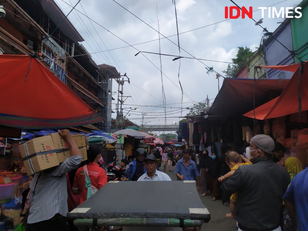 Jelang Lebaran, Pasar 16 Palembang Ramai Calon Pembeli 