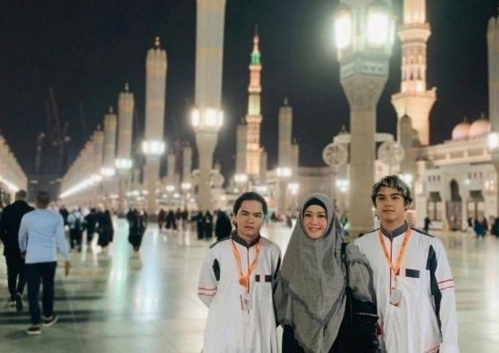 Syahdu! 10 Potret Perjalanan Umrah Bunda Maia, Al dan Dul