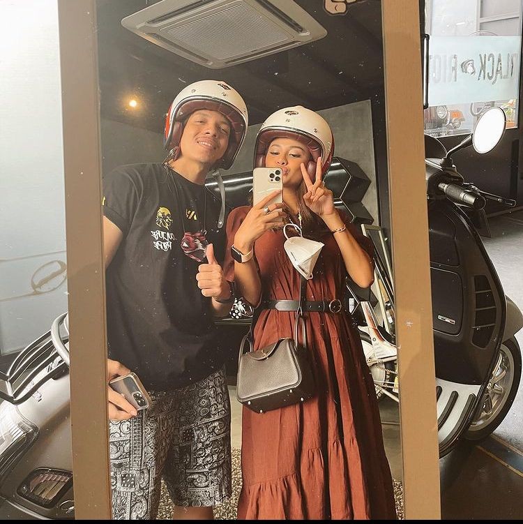 10 Potret Anggun Aurel Hermansyah Pakai Dress, Hamil Muda Memesona