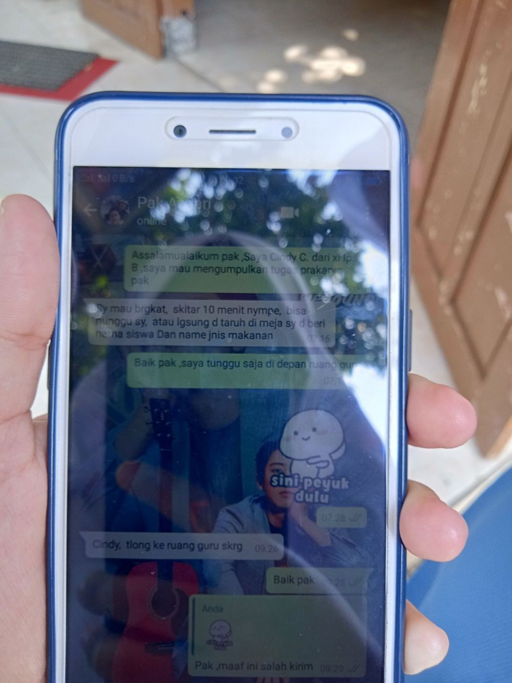 Bikin Panik Seketika, 10 Momen Kocak Salah Kirim Chat ke Dosen