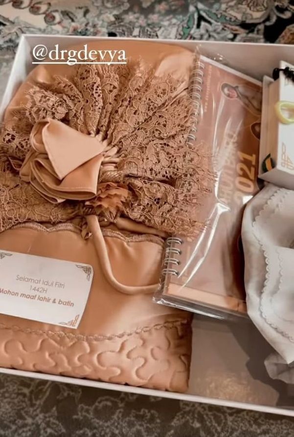 12 Ide Hampers Unik ala Artis Indonesia, Ada Cangkir hingga Mesin Kopi