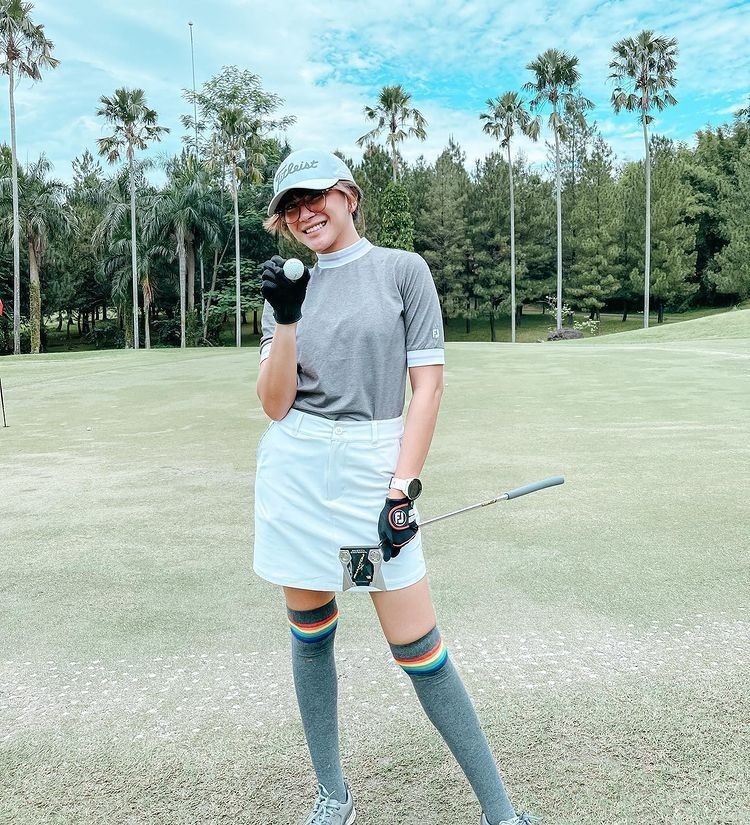 Tengah Isu Cerai, 10 Gaya Sporty Dita Fakhrana di Lapangan Golf
