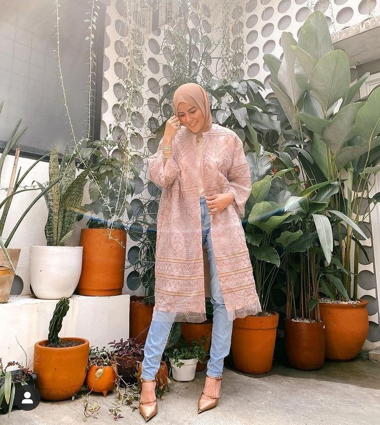 10 Potret Hijab Kekinian Olla Ramlan dengan Paduan Skinny Jeans