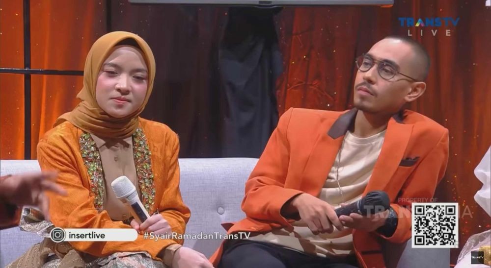 Gak Hamil, 10 Potret Nissa Sabyan yang Tampil Energik dengan Bandnya