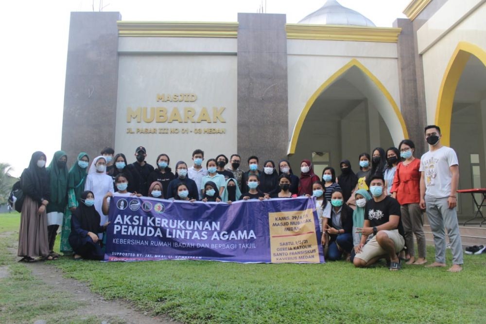 Indahnya Keberagaman, Jemaat Katolik Bersihkan Masjid Mubarak di Medan