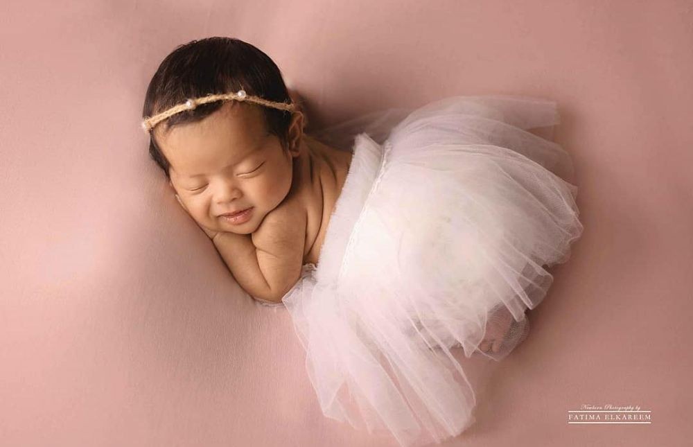 Gemasin Banget! 10 Potret Baby Newborn ala Fotografer Fatima Elkareem