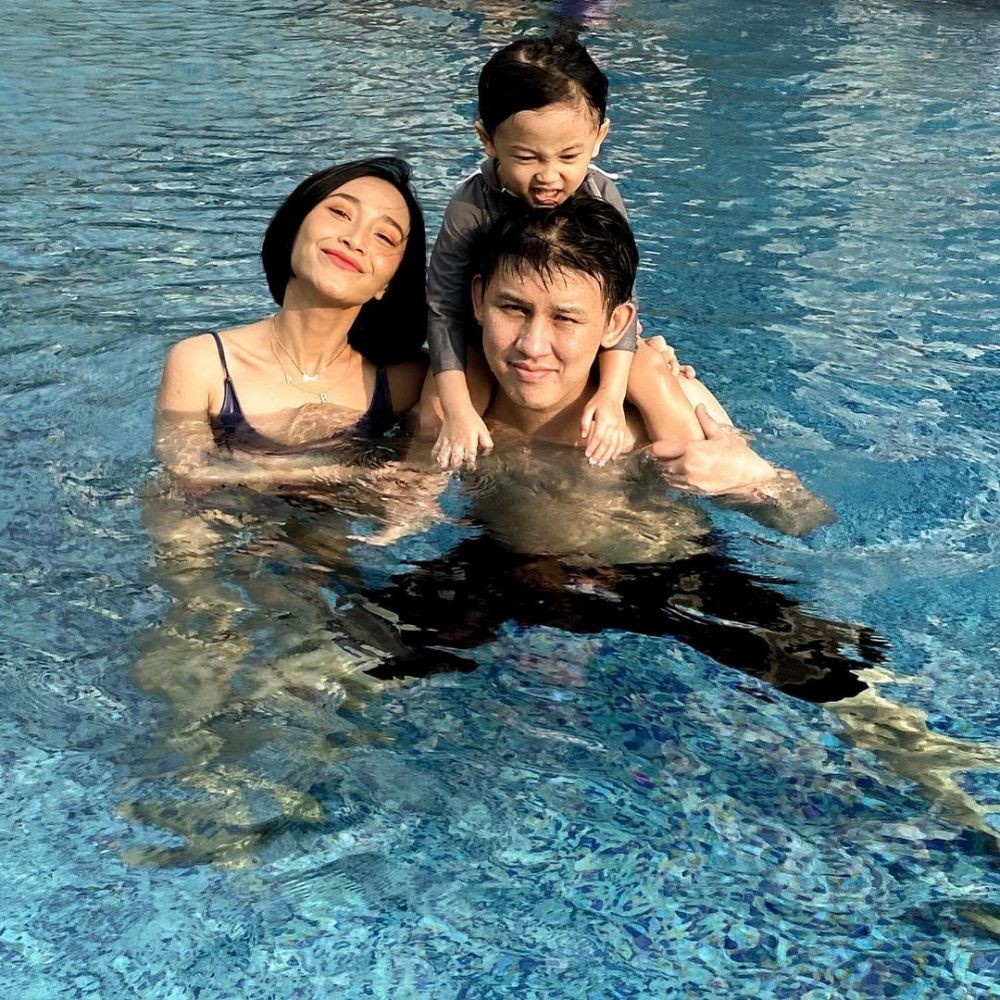 10 Potret Manis Rinni Wulandari-Jevin Julian setelah 4 Tahun Menikah