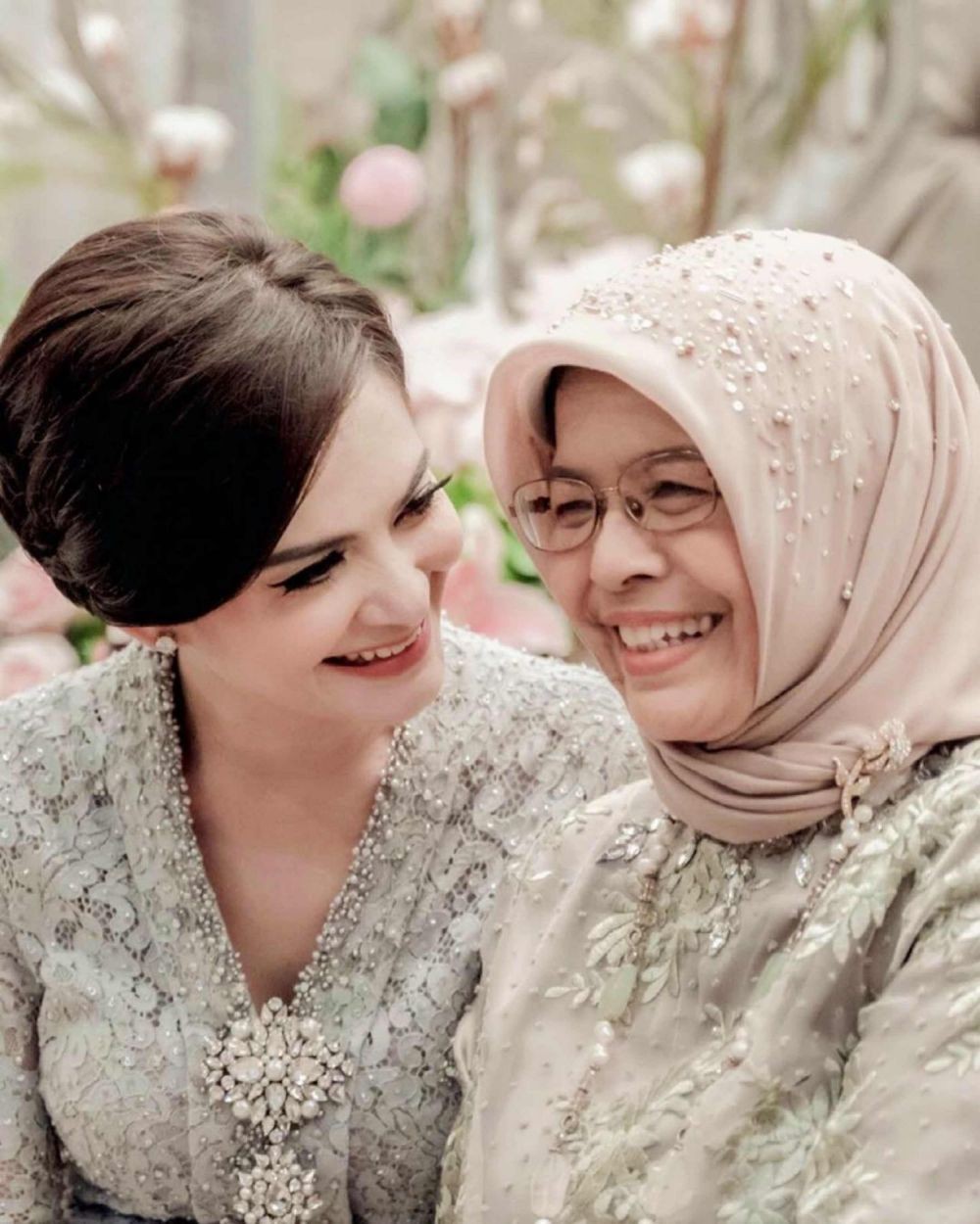 10 Potret Artis Indonesia dan Mama yang Kecenya Warisan