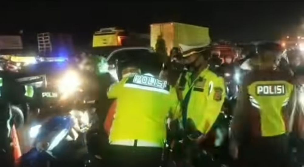 Memaksa Mudik, Pengendara Motor Malah Dipeluk Polisi di Karawang