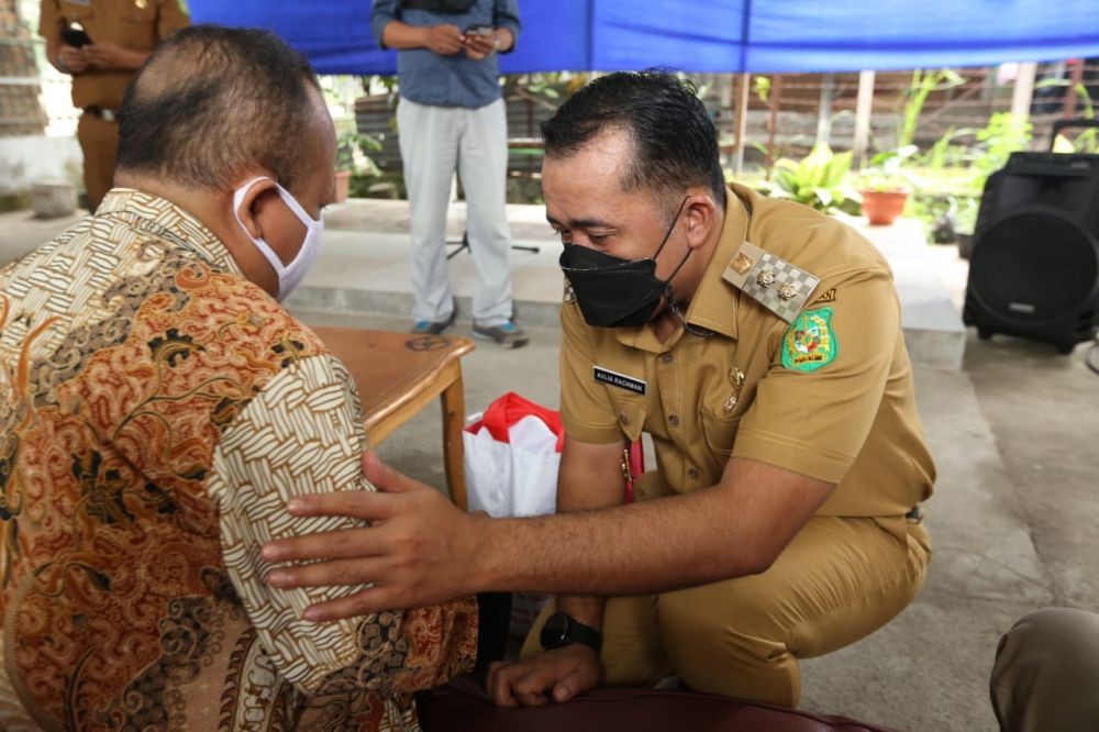 Wakil Wali Kota Serahkan 300 Paket Sembako dari Jokowi untuk Pertuni