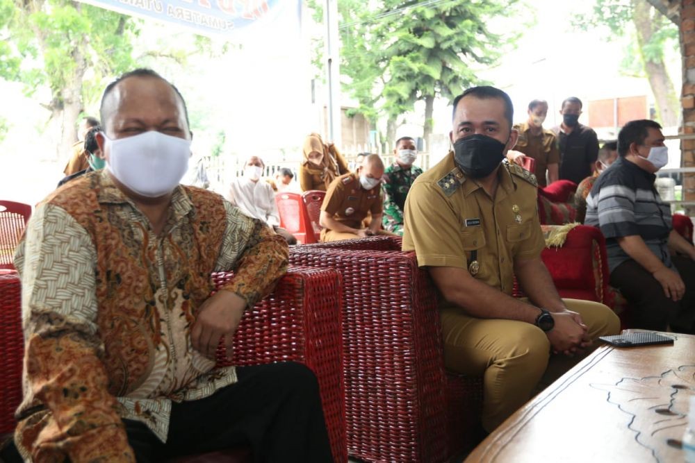Wakil Wali Kota Serahkan 300 Paket Sembako dari Jokowi untuk Pertuni