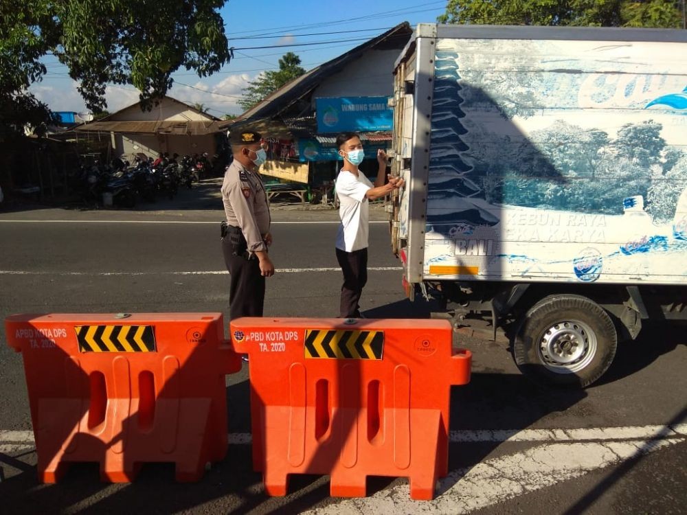 5 Potret Aktivitas Penjagaan Pos Penyekatan Mudik di Denpasar