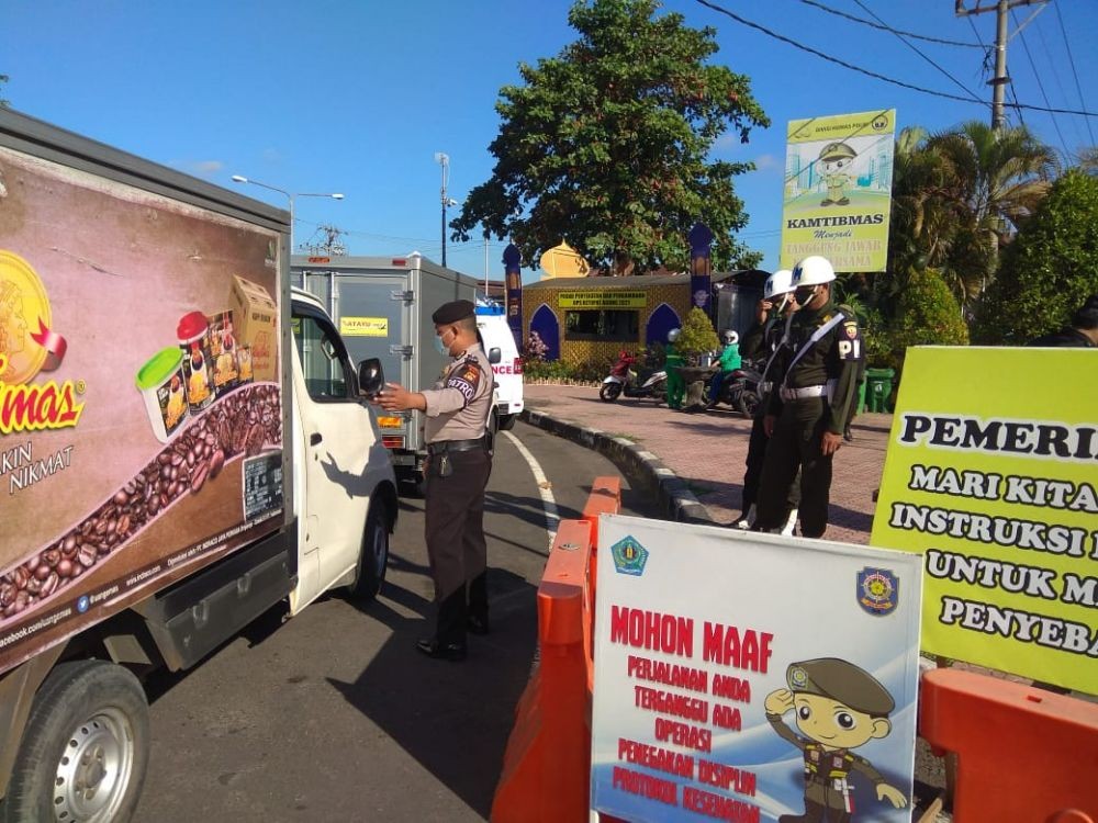 5 Potret Aktivitas Penjagaan Pos Penyekatan Mudik di Denpasar