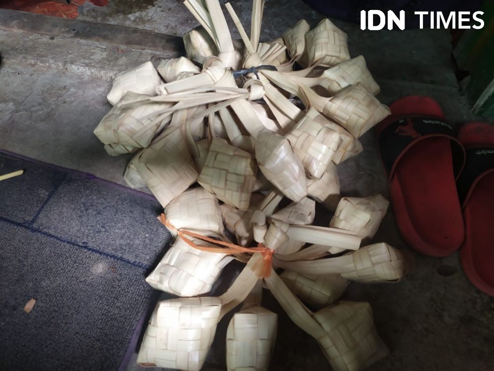 Pengrajin Ketupat di Palembang Banting Harga Saat Pandemik 