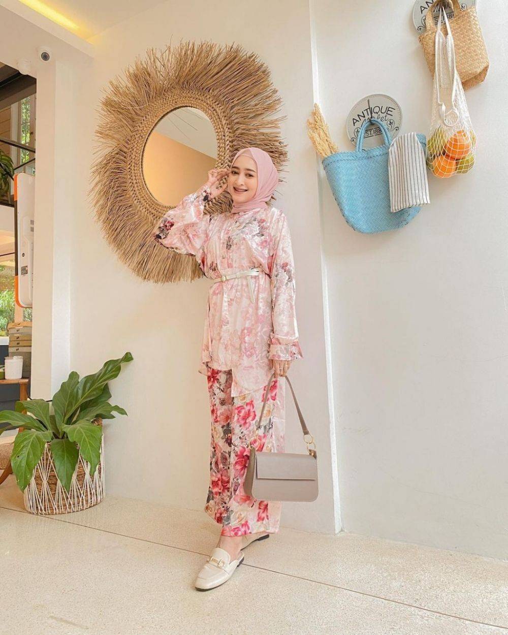 10 Style Lebaran Dengan Setelan, Pilihan Modis Nan Minimalis