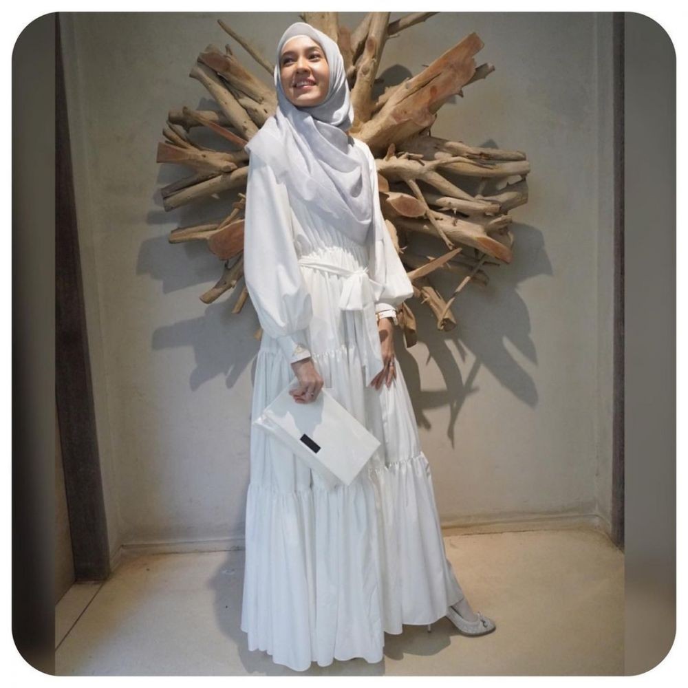 Modis dan Syar'i, 10 Style Kondangan ala Dhini Aminarti