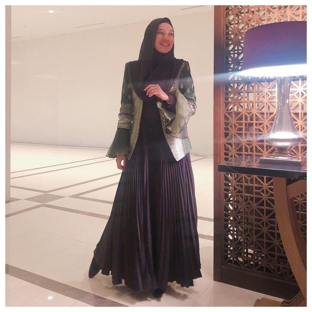 Modis dan Syar'i, 10 Style Kondangan ala Dhini Aminarti