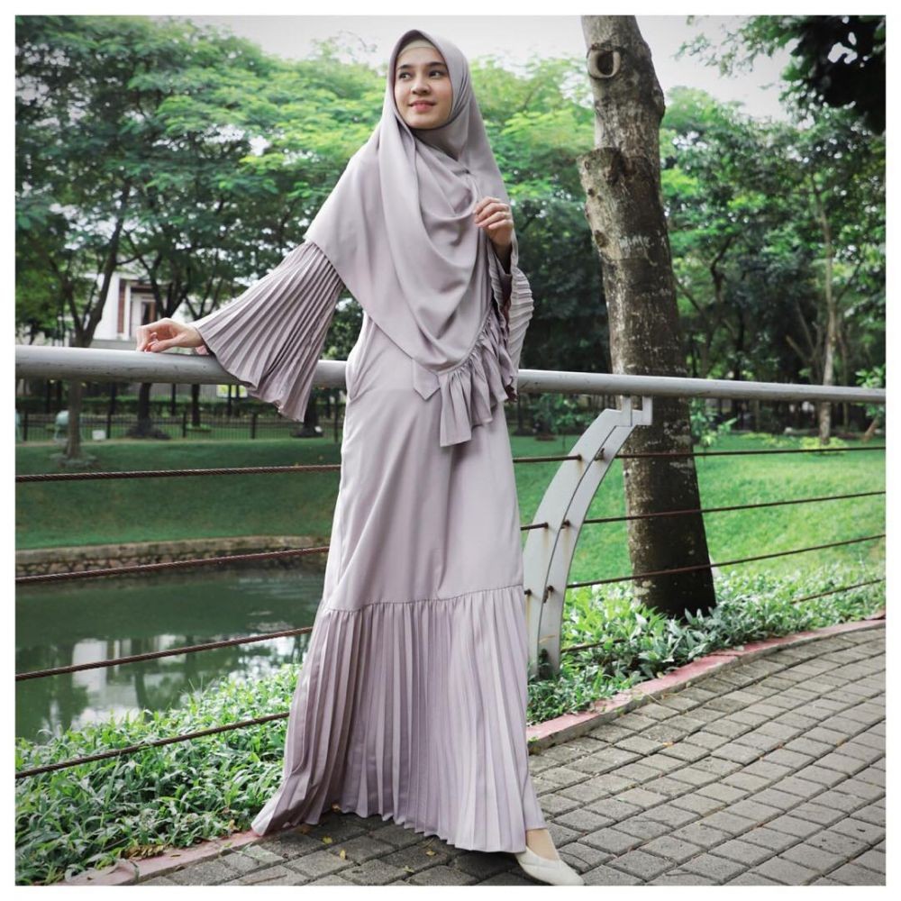 Modis dan Syar'i, 10 Style Kondangan ala Dhini Aminarti