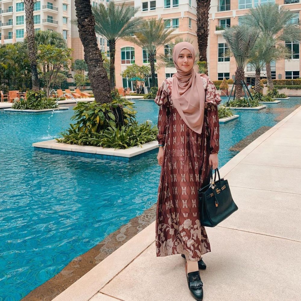 10 Gaya Kondangan Hijab Paling Stylish ala Fairuz Rafiq, Elegan!