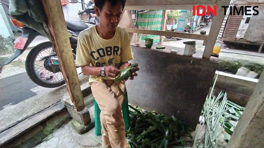 Cerita Perajin Ketupat di Makassar, Harga Lebih Mahal Jelang Lebaran