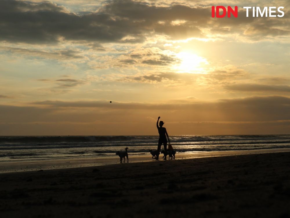 Selain Kuta, 10 Potret Pantai Batu Belig untuk Nikmati Sunset di Bali