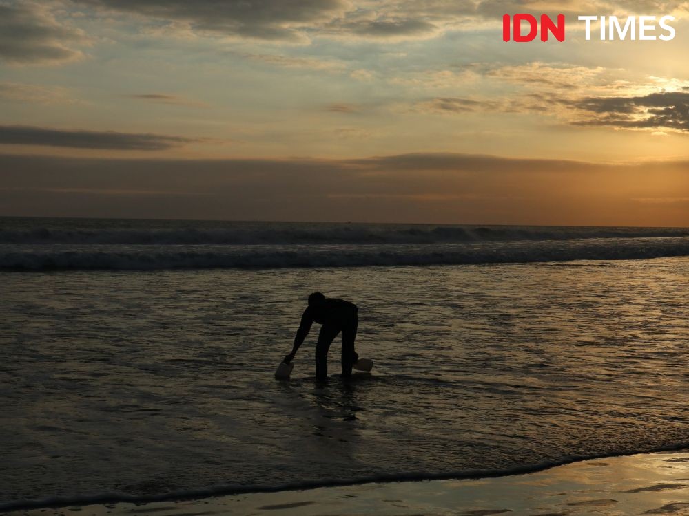 Selain Kuta, 10 Potret Pantai Batu Belig untuk Nikmati Sunset di Bali