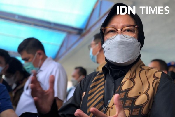 Mensos Risma Serahkan Santunan kepada Keluarga Korban KKB di Sumsel