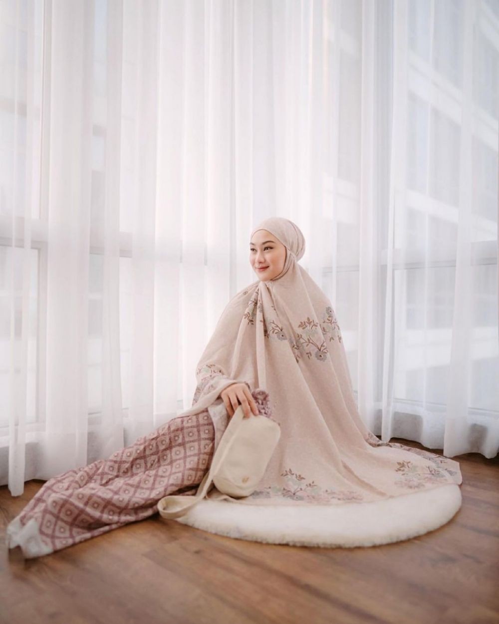 9 Gaya Mukena Trendi untuk Salat Idul Fitri, Model dan Warga Beragam