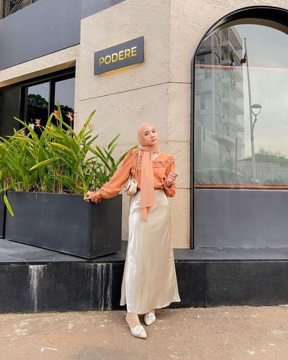 Simpel buat Silaturahmi, 9 Pilihan OOTD Lebaran dengan Baju Polosan
