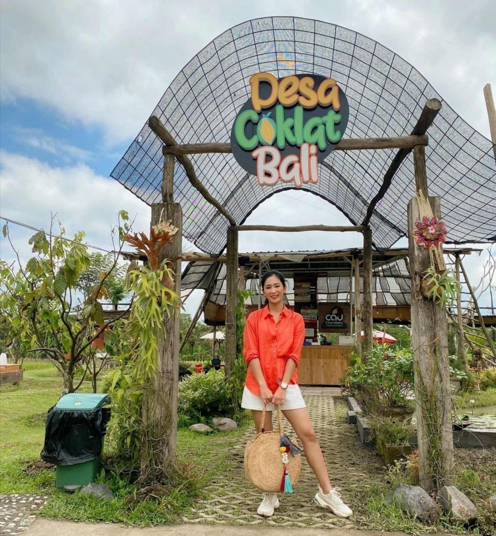 10 Potret Bunga Zainal Tampil Girly dengan Keluarga Liburan di Bali