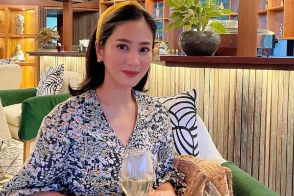 10 Potret Bunga Zainal Tampil Girly dengan Keluarga Liburan di Bali