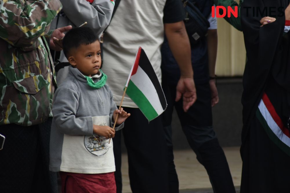Potret Warga Bandung Gelar Aksi Bela Palestina di Depan Gedung KAA