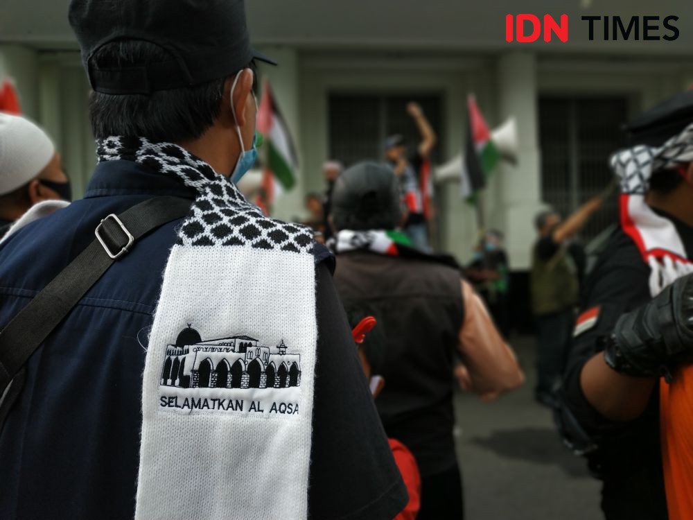 Puluhan Orang Gelar Aksi Bela Palestina di Depan Gedung Merdeka
