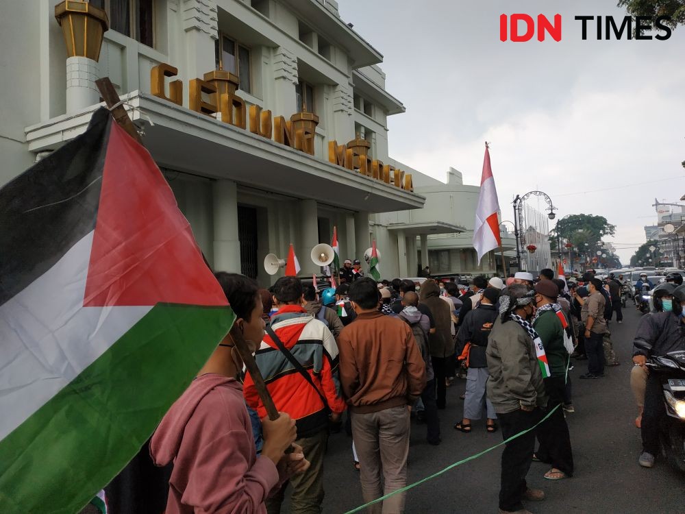 Potret Warga Bandung Gelar Aksi Bela Palestina di Depan Gedung KAA