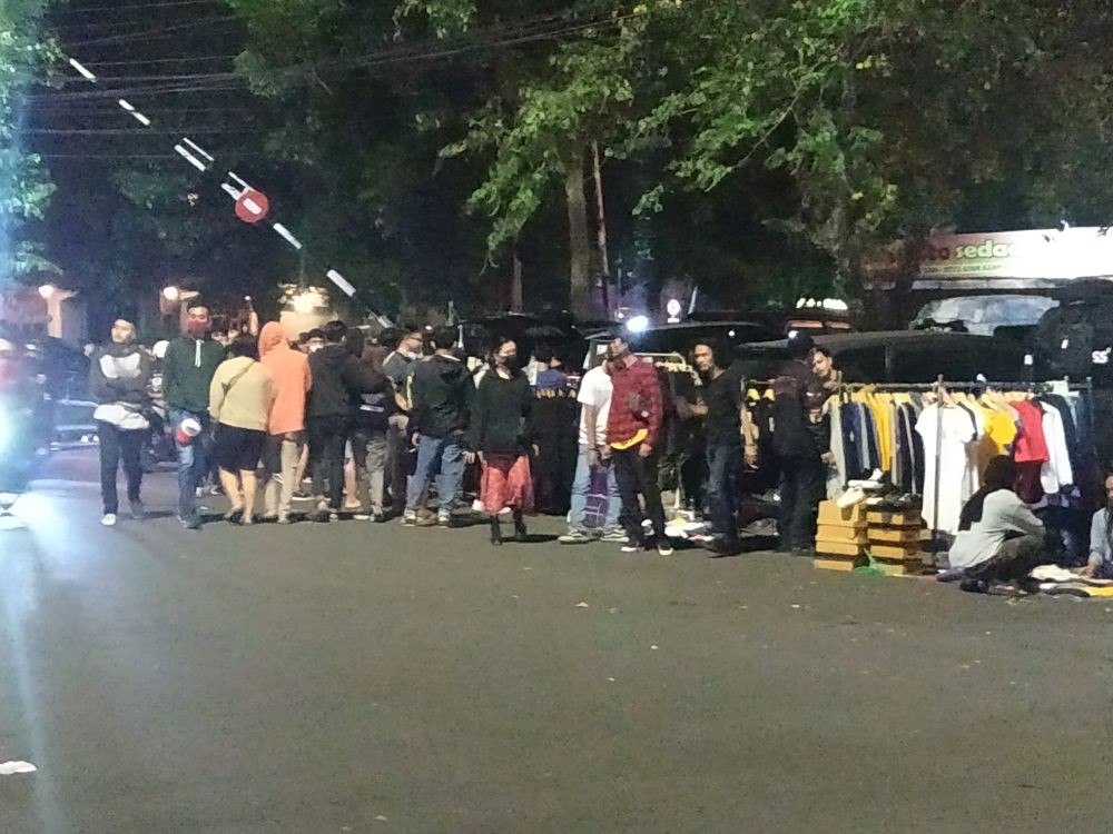 Malam Takbiran, Millennial Membludak Belanja di Pertokoan Distro Bandung