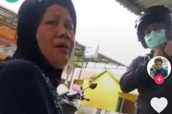 Viral! Anak Beri Kejutan dengan Menyamar Beli Bensin di Warung Ibunya