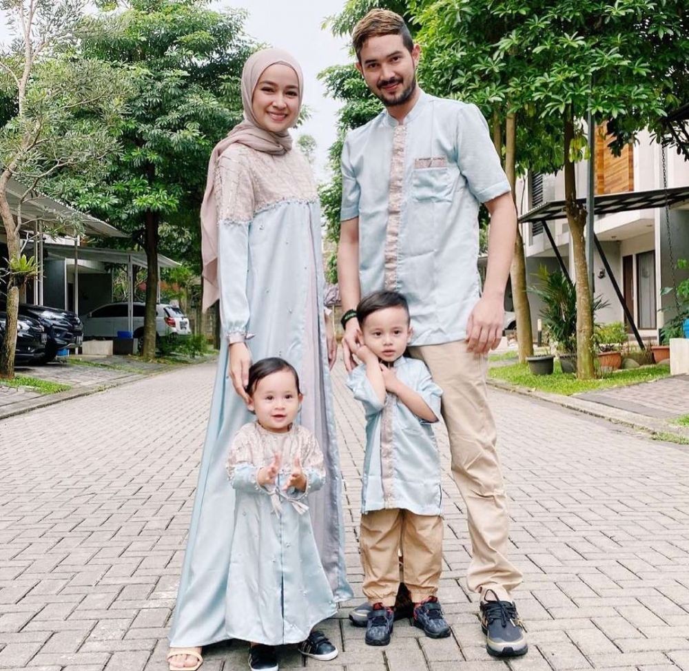 10 Ide Gamis Couple Keluarga Pilihan Gaya Lebaran Kompak