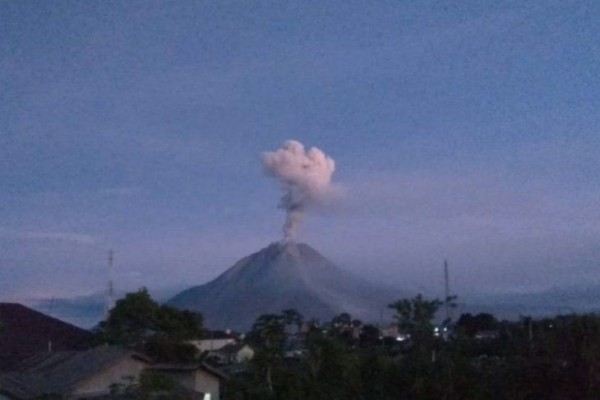 Lebaran Pertama, Gunung Sinabung 2 Kali Erupsi Setinggi 1.000 meter
