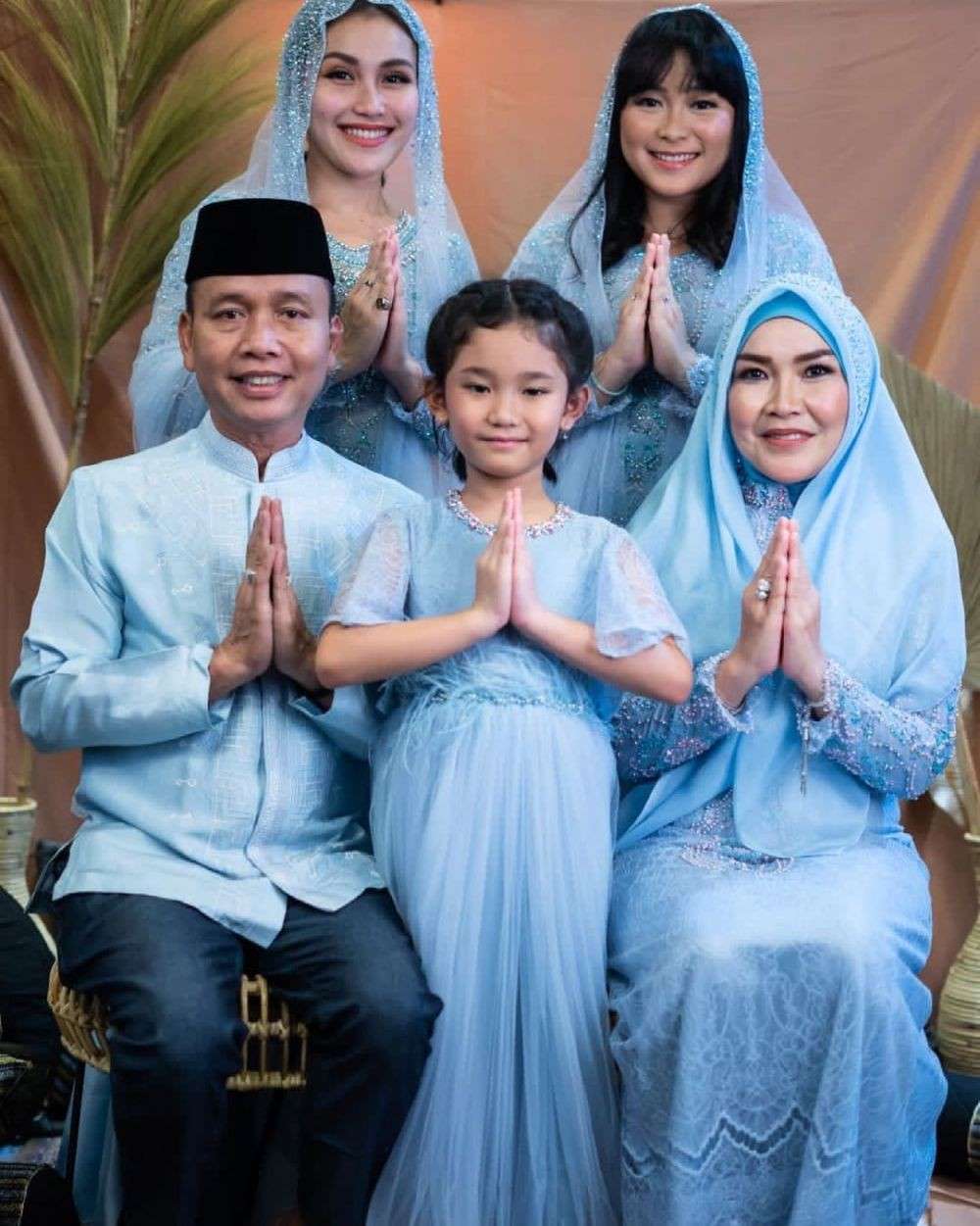 Kembaran Baju Sekeluarga, 10 Momen Lebaran Ayu Ting Ting